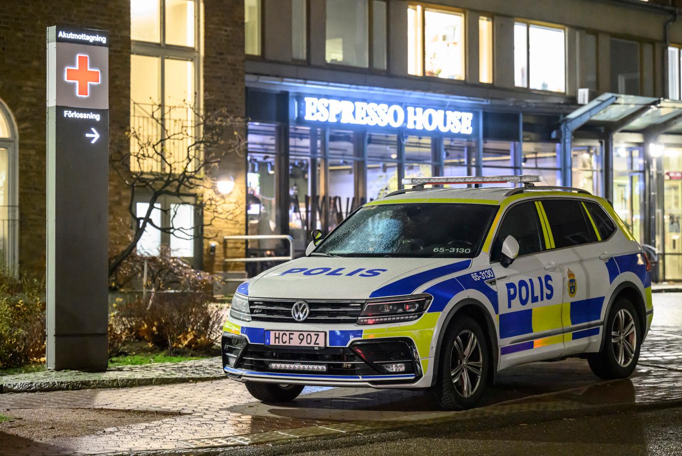 Polis på plats vid entrén till förlossningen på kvinnokliniken vid Skånes universitetssjukhus i Malmö den 28 november med anledning av en misstänkt våldtäkt. En kvinna är nu misstänkt för falsklarm. Arkivbild. Foto: Johan Nilsson/TT