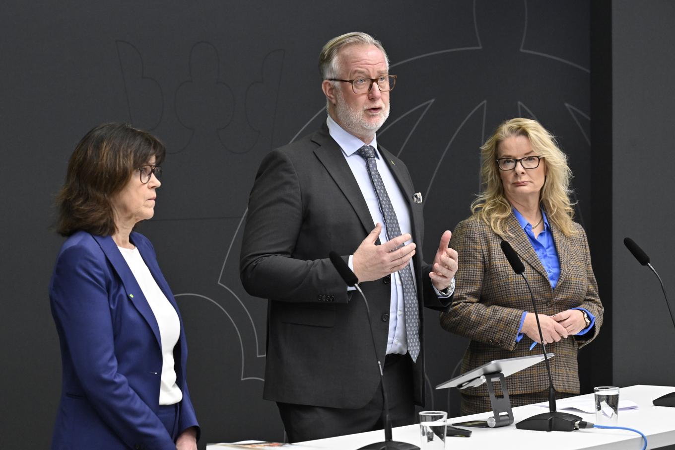 Utbildningsminister Johan Pehrson, skolminister Lotta Edholm och utredare Happy Hilmarsdottir Arenvall under en pressträff. Foto: Viktoria Bank/TT