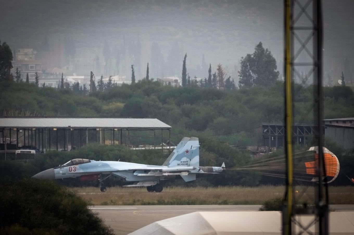 Ryskt stridsflyg på Hmeimimbasen, söder om kuststaden Latakia, den 16 december. Foto: Leo Correa/AP/TT