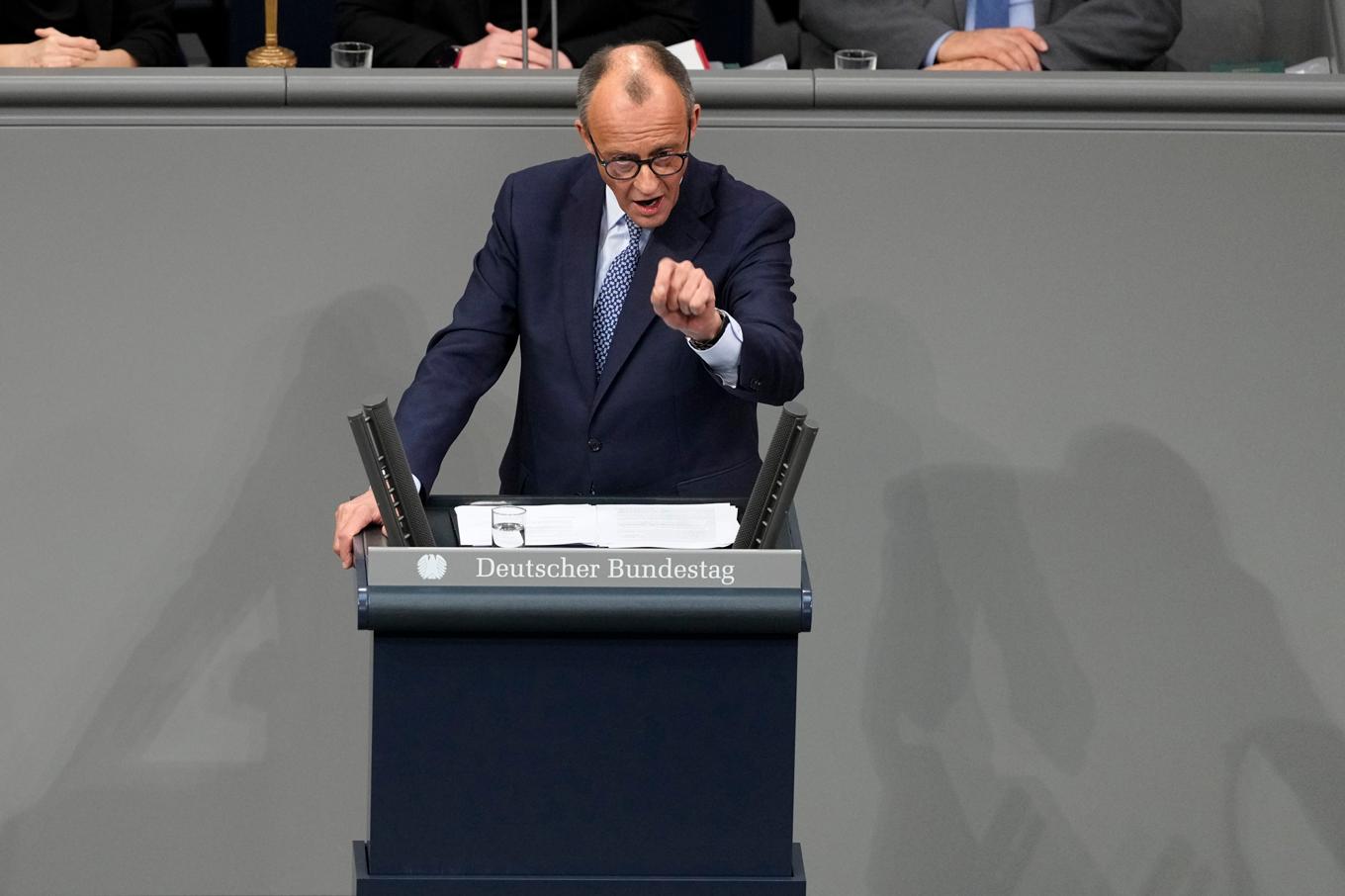 Den tyske oppositionsledaren Friedrich Merz (CDU) talar under debatten om förslaget som antogs av parlamentet. Foto: Markus Schreiber/AP/TT