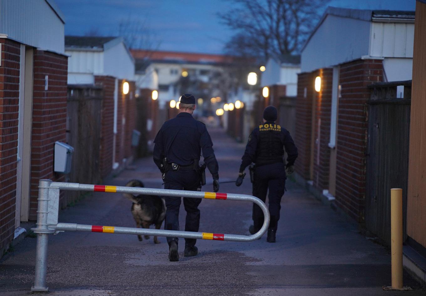 Polis på plats efter mordet på 16-åringen i Navestad i Norrköping den 14 april 2024. Foto: Niklas Luks/TT