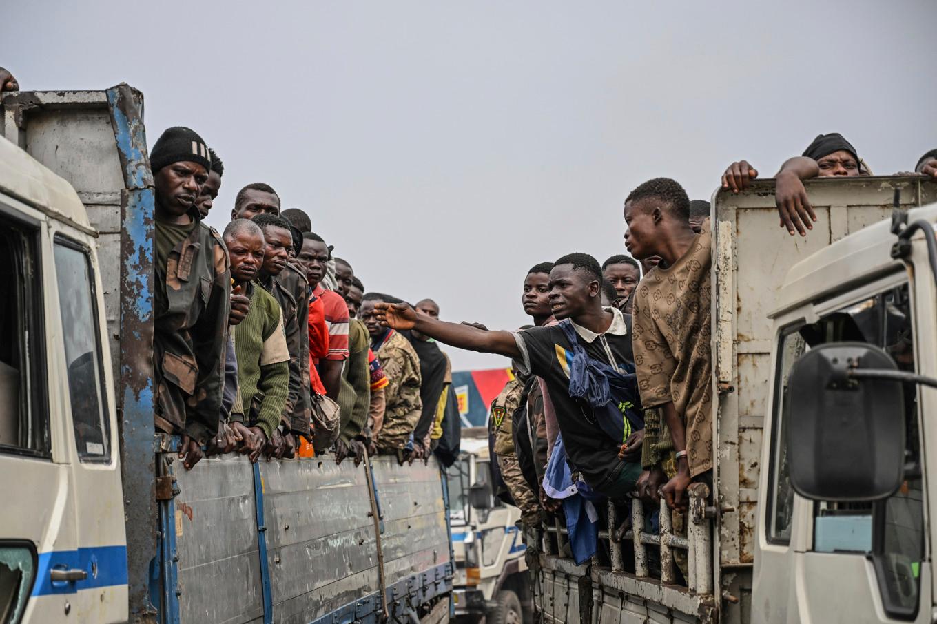 M23-rebeller eskorterar kongolesiska regeringssoldater och poliser som kapitulerat till en okänd plats i Goma, Kongo-Kinshasa. Foto: Moses Sawasawa/AP/TT