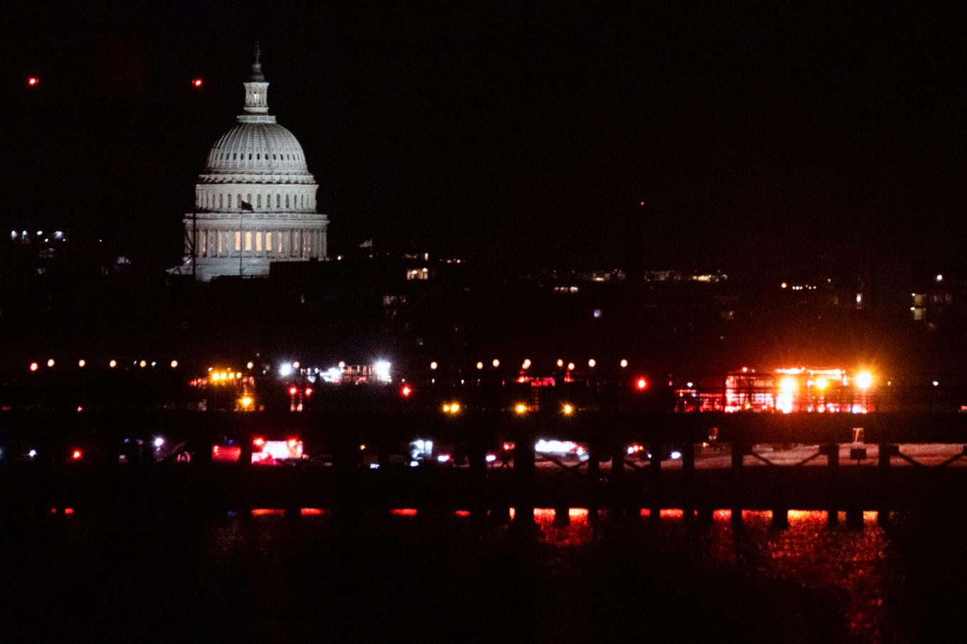 En stor räddningsinsats pågår i närheten av inrikesflygplatsen i Washington DC. Foto: Kevin Wolf/AP/TT