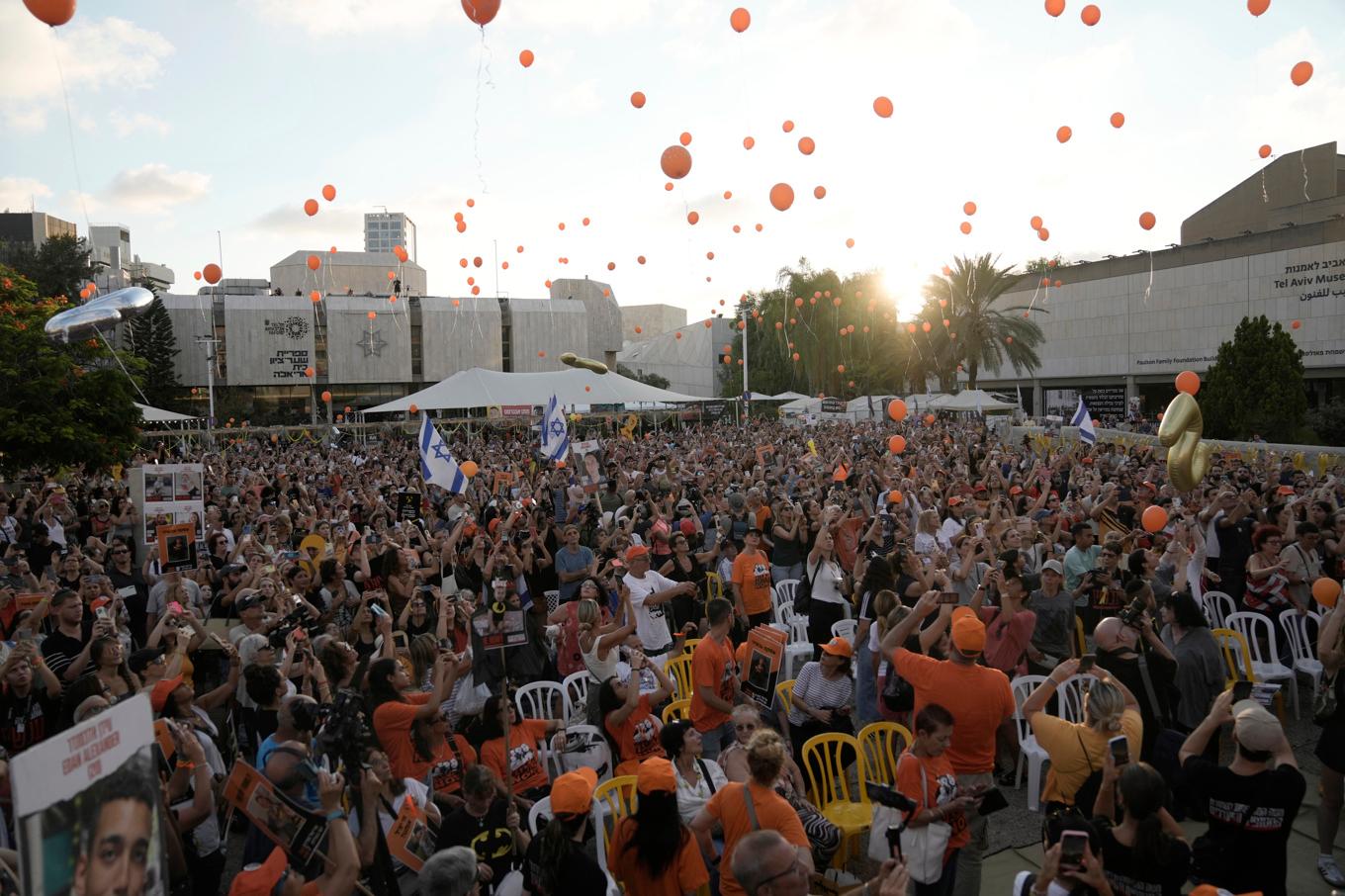 Manifestation i Tel Aviv i augusti i fjol, när Ariel Bibas fyllde fem år, för att hela familjen skulle släppas av Hamas. Foto: Mahmoud Illean/AP/TT