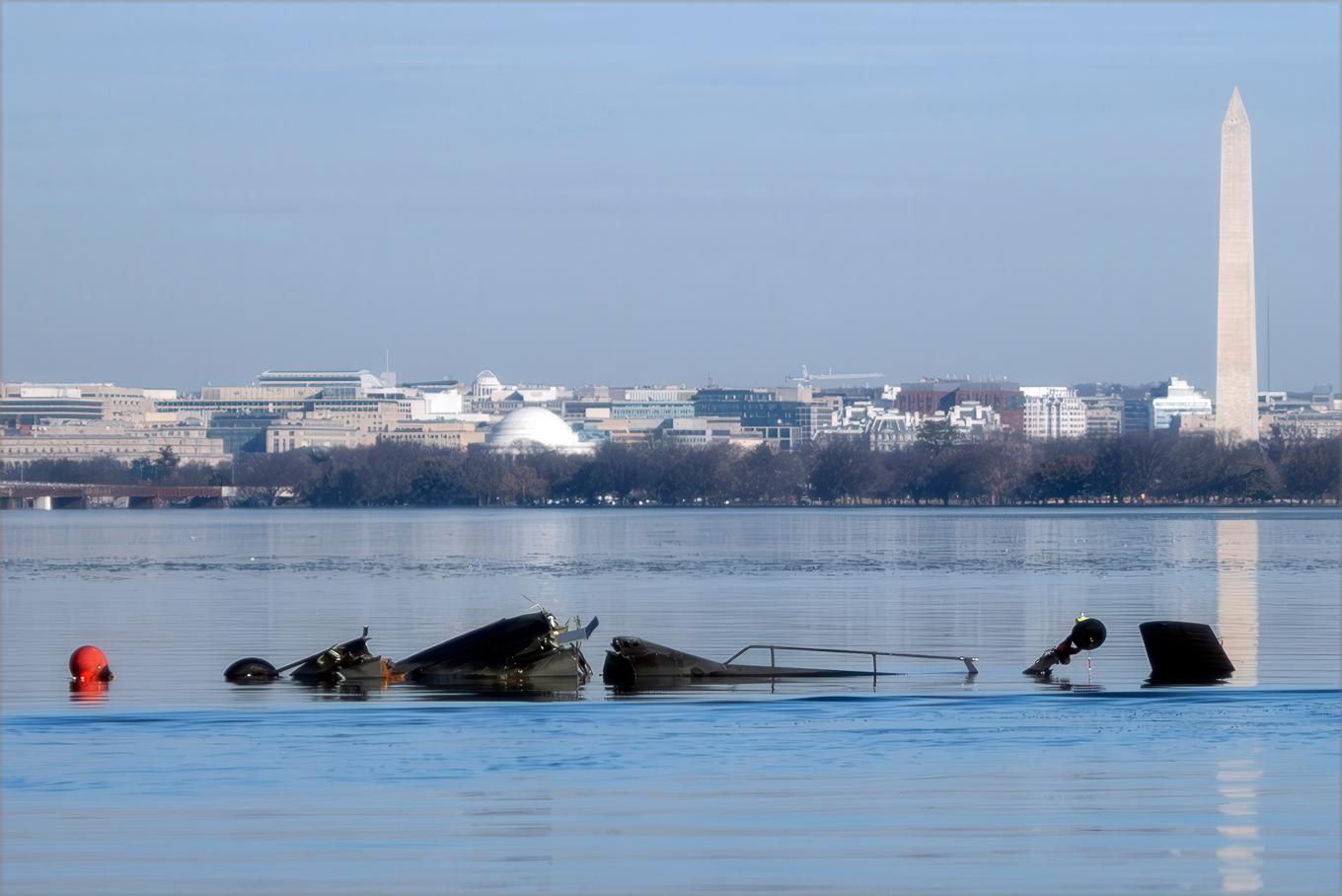 Delar av vraket efter kraschen mellan ett passagerarplan och en militärhelikopter syns i Potomacfloden i Washington DC. Foto: Brandon Giles/USA:s kustbevakning/AP/TT