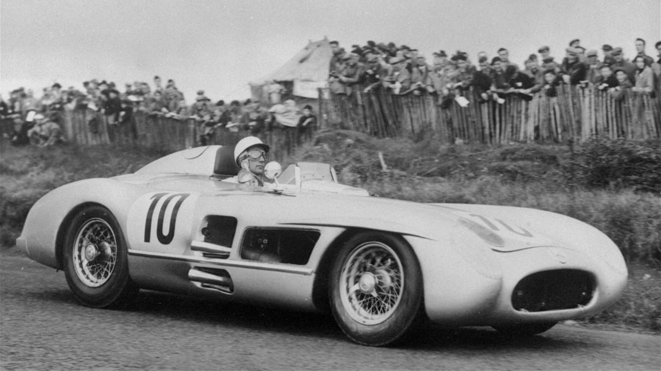 Stirling Moss i loppet 1955 RAC Tourist Trophy i Nordirland 1955. Bilen på bilden är en Mercedes-Benz 300 SLR, en systermodell till den nu sålda modellen. Foto: AP/TT