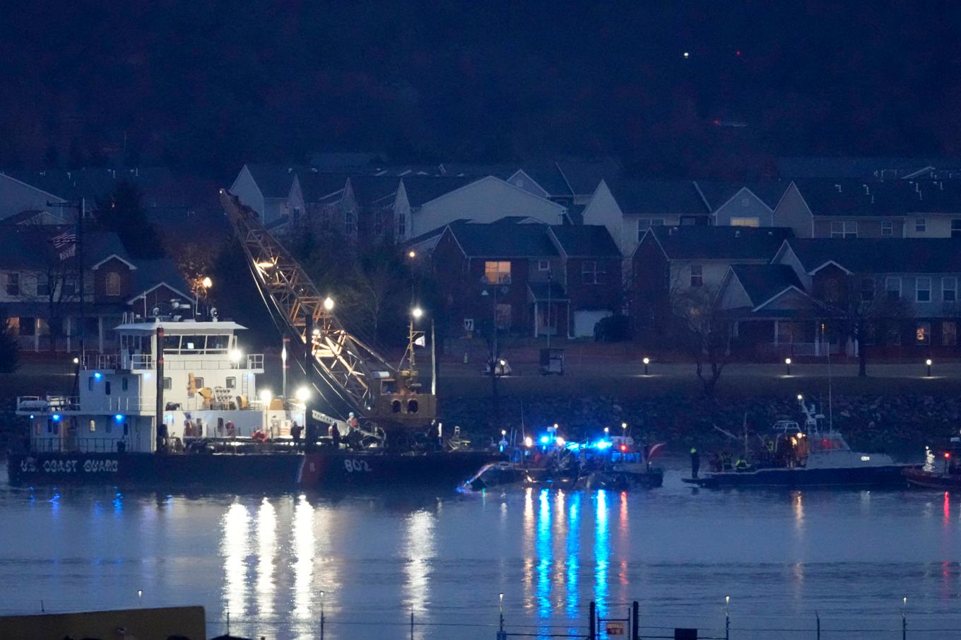 Utredarna har hittat den svarta lådan från militärhelikoptern efter den stora flygkrocken i Washington DC. Foto: Alex Brandon/AP/TT