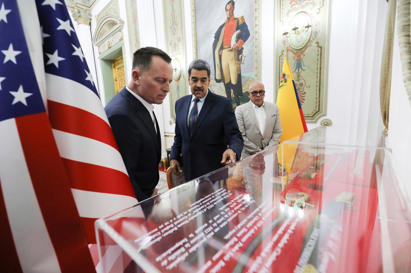 Donald Trumps sändebud Richard Grenell och Venezuelas president Nicolás Maduro i Caracas på fredagen. Foto: Venezuelas presidentkansli via AP/TT