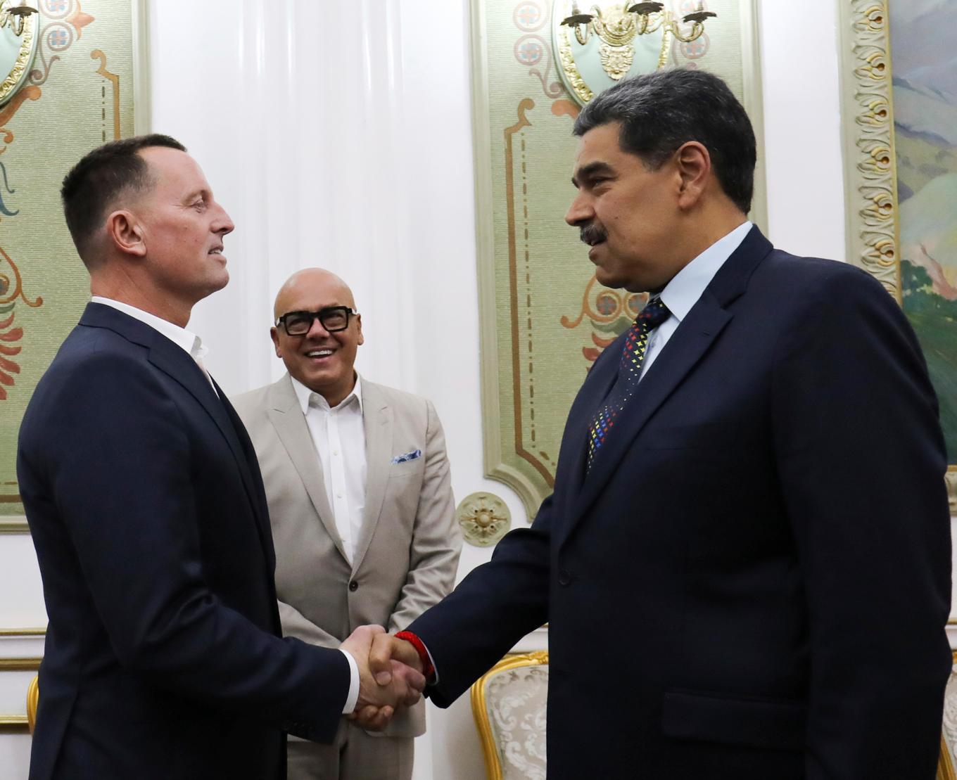 Donald Trumps sändebud Richard Grenell skakar hand med Venezuelas president Nicolás Maduro i Caracas på fredagen. Foto: Venezuelas presidentkansli via AP/TT