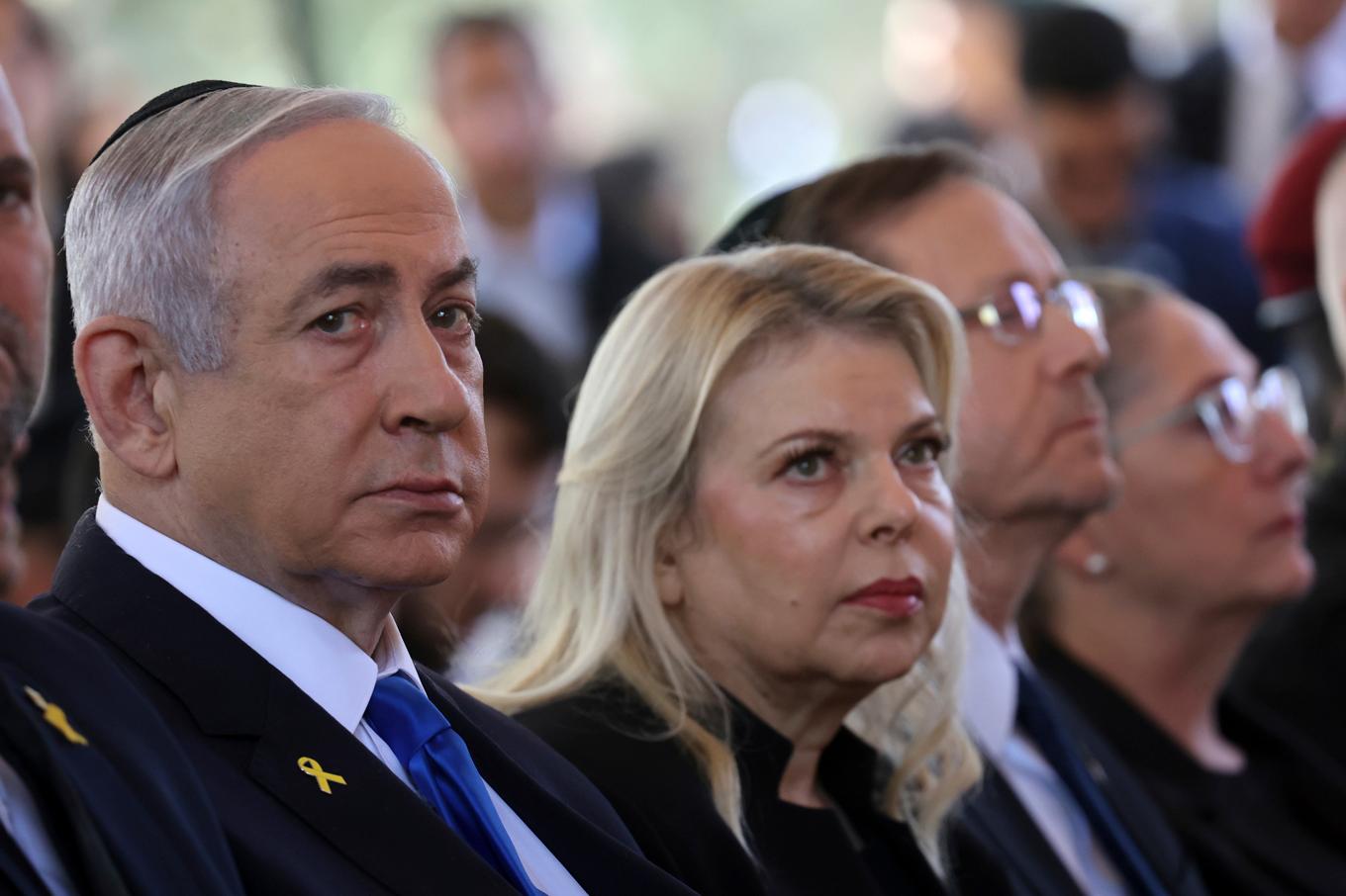 Sara Netanyahu med sin man, Israels premiärminister Benjamin Netanyahu. Arkivbild. Foto: Gil Cohen-Magen/AP/TT