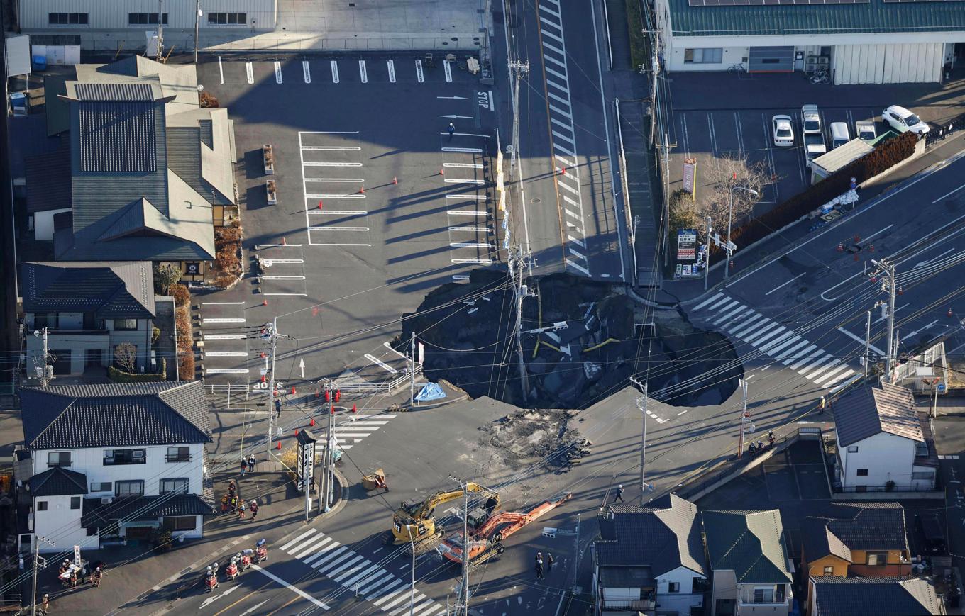 Slukhålet nära Tokyo har de senaste dagarna fortsatt att växa. På söndagen uppges det ha en diameter på cirka 40 meter. Foto: Yu Matsuda/AP/TT