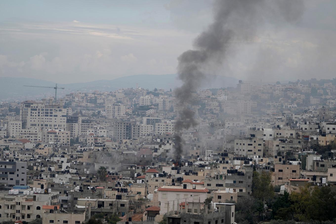 Israel har även tidigare under den pågående vapenvilan attackerat Jenin och intilliggande flyktingläger. Bilden visar en rökpelare som stiger över staden efter en attack den 24 januari i år. Foto: Majdi Mohammed/AP/TT