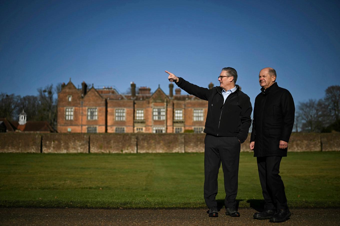 Storbritanniens premiärminister Keir Starmer tar emot tyske förbundskanslern Olaf Scholz på Chequers i England. Foto: Ben Stansall/Pool via AP/TT