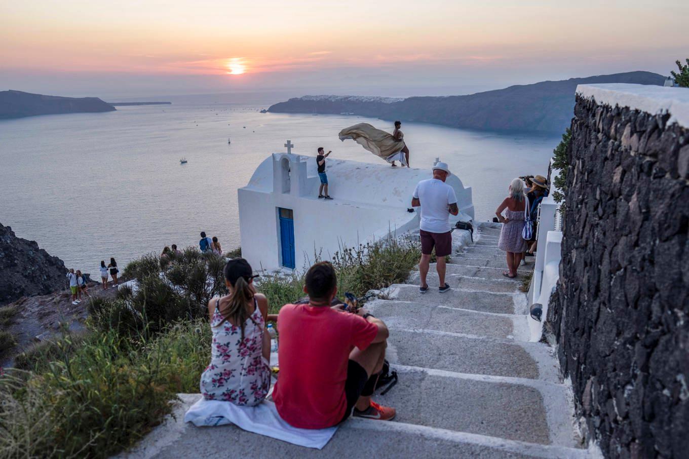 Solnedgång vid Santorini. Bilden är tagen vid ett tidigare tillfälle. Foto: Petros Giannakouris/AP/TT