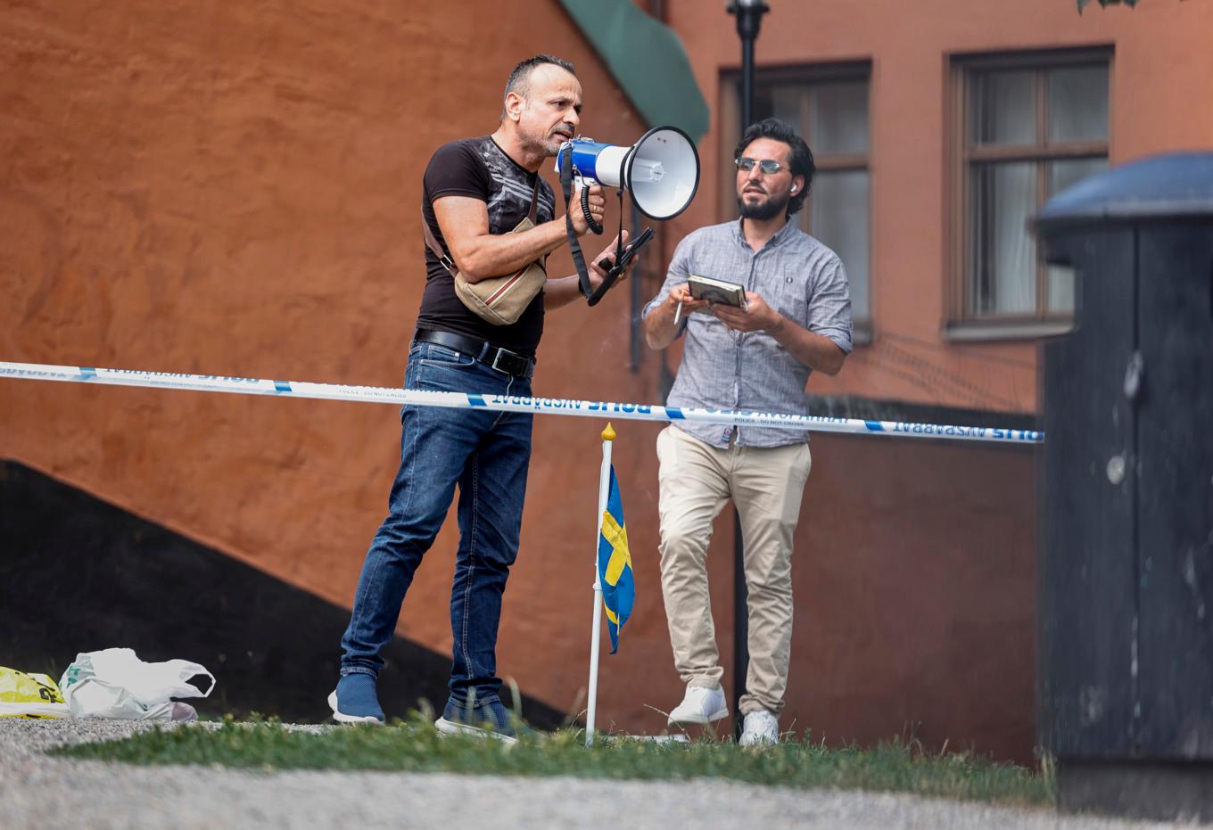 Salwan Najem (till vänster) och Salwan Momika vid en sammankomst då de brände koranen utanför Stockholms moské vid Medborgarplatsen i Stockholm den 28 juni 2023. Momika sköts till döds den 29 januari. Foto: Stefan Jerrevång/TT