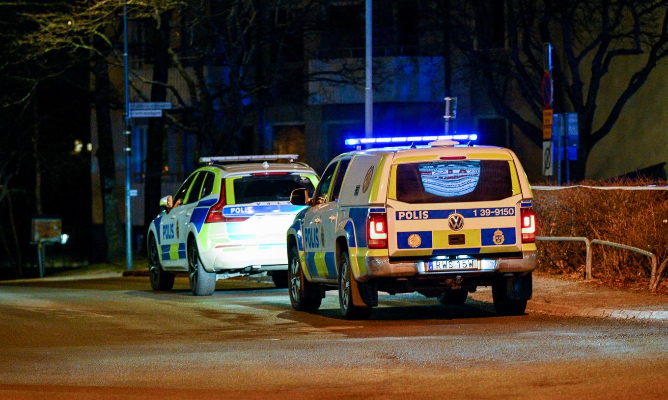 Polis på plats efter larm om en explosion vid ett torg i Nacka vid 23-tiden på söndagskvällen. Foto: Roger Vikström/TT