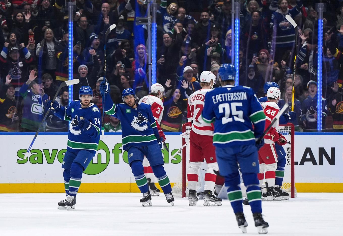 Vancouver Pius Suter, t v och Kiefer Sherwood firar med Elias Pettersson nummer två i Vancouver, den 20-årige backen med samma namn som lagets storstjärna. Foto: Darryl Dyck/AP/TT