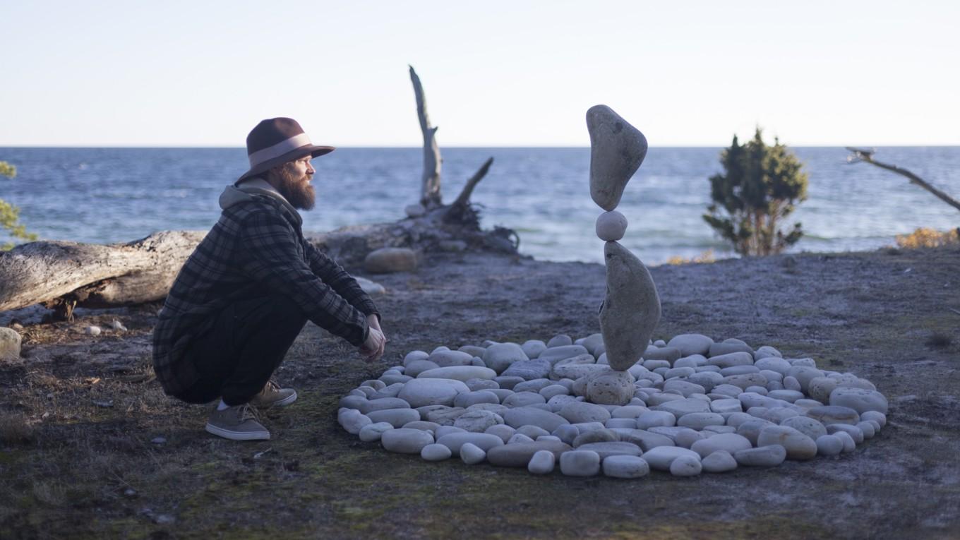 Lekfullhet och skönhet är viktigt för Pontus Jansson. När han balanserar sina stenar är han i ett näst intill meditativt tillstånd. Foto: Pontus Jansson