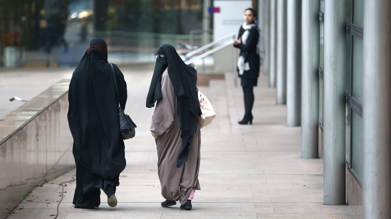 I Schweiz är det nu förbjudet att bära heltäckande ansiktsklädsel på offentliga platser. Foto: Jerry Lampen/AFP via Getty Images