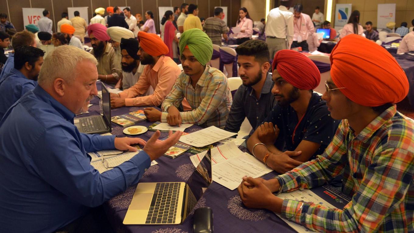 Indiska studenter besöker en kanadensisk utbildningsmässa i Amritsar i Indien den 16 september 2015. Foto: Narinder Nanu/AFP via Getty Images