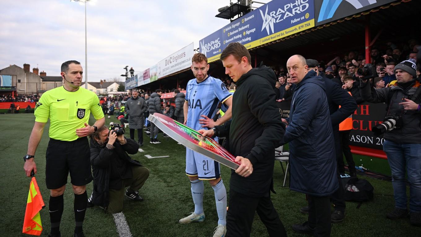 Dejan Kulusevski, Tottenham Hotspur, på väg att bytas in mot Tamworth i FA-cupens tredje omgång. Foto: Michael Regan/Getty Images