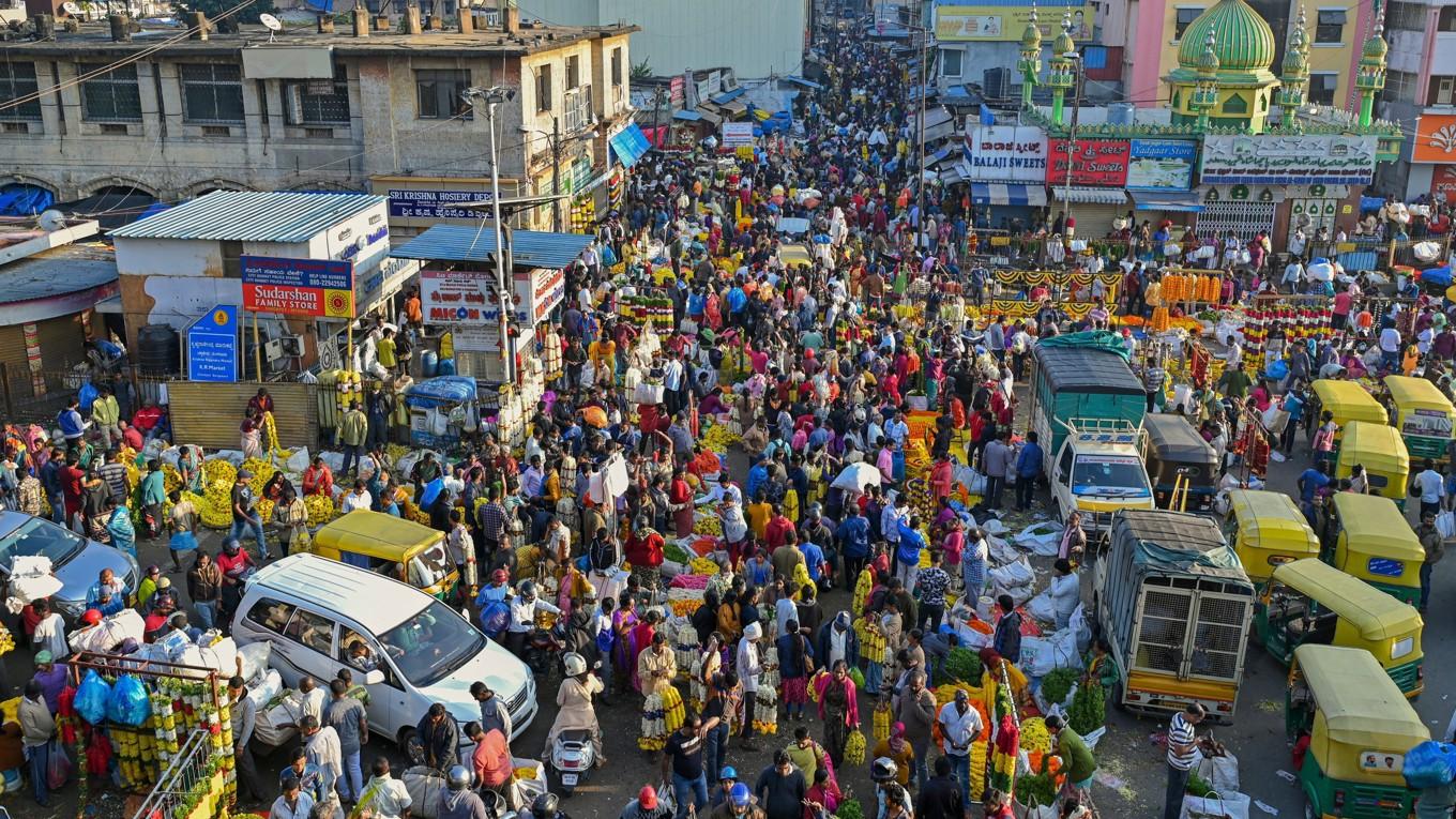 Människor trängs på en marknad i Bangalore i Indien den 23 oktober 2022. Indien är det land som har störst befolkning i världen. Totalt uppgår befolkningen i landet till 1,4 miljarder människor. Foto: Manjunath Kiran/AFP via Getty Images