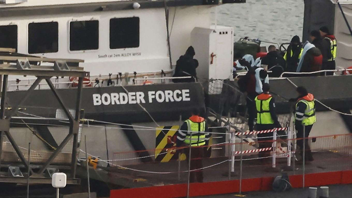 Migranter och gränspolis i Dover. I fjol dog 69 personer som försökte ta sig illegalt till England via kanalen. Foto: Carlos Jasso/AFP via Getty Images