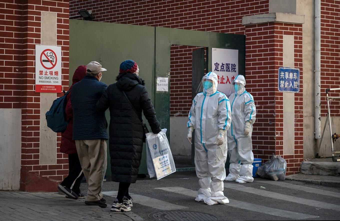 Kinesiska hälsoarbetare på gatan i Peking under ett utbrott 2022. Virusets ursprung är fortfarande inte klarlagt, enligt WHO. Foto: Kevin Frayer/Getty Images