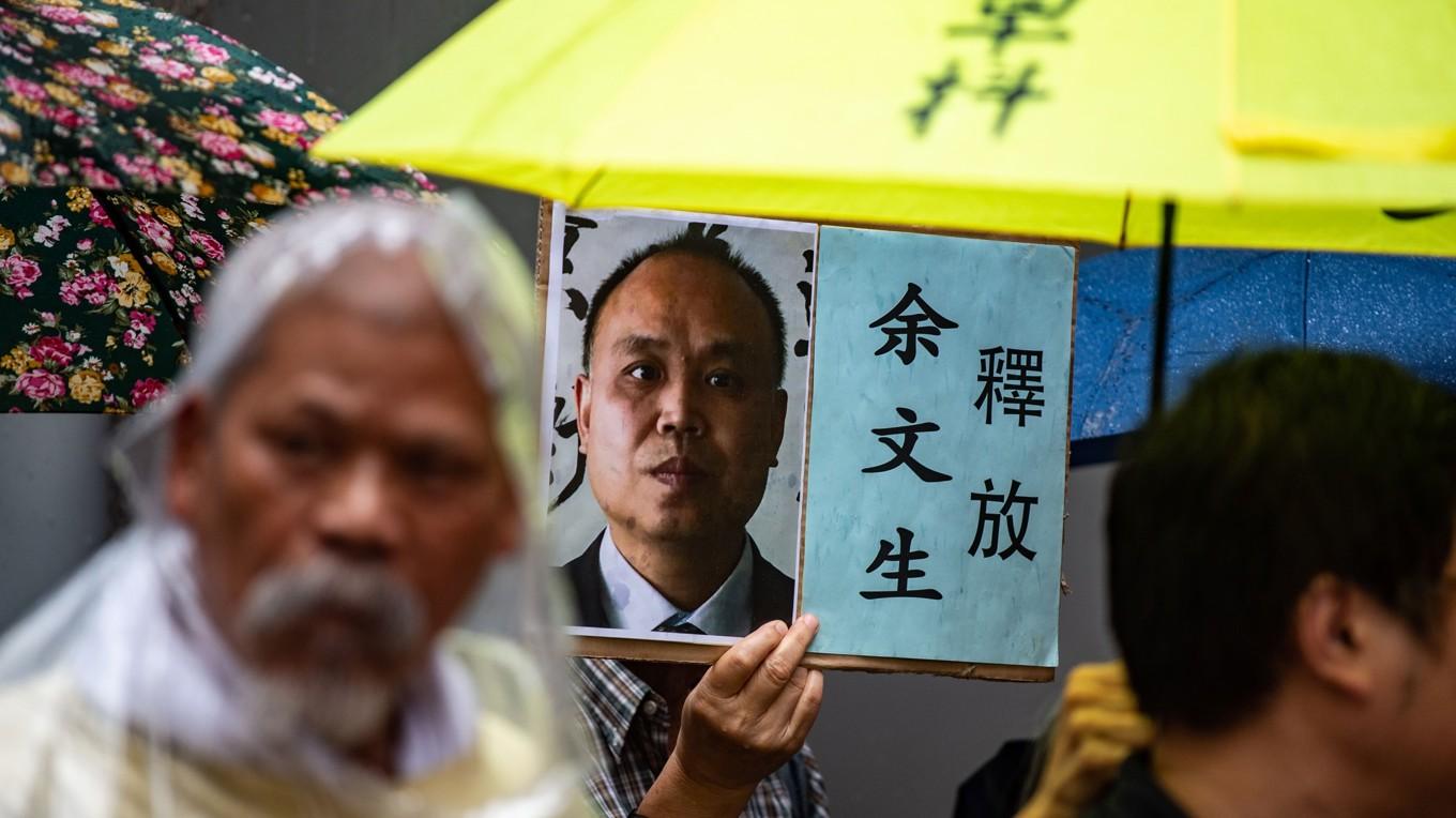 En demonstrant håller upp en bild av Yu Wensheng, även då fängslad, under en demonstration i Hongkong. Demonstrationen ägde rum 2018 på årsdagen av nobelpristagaren och dissidenten Liu Xiaobos död. Foto: Philip Fong/AFP