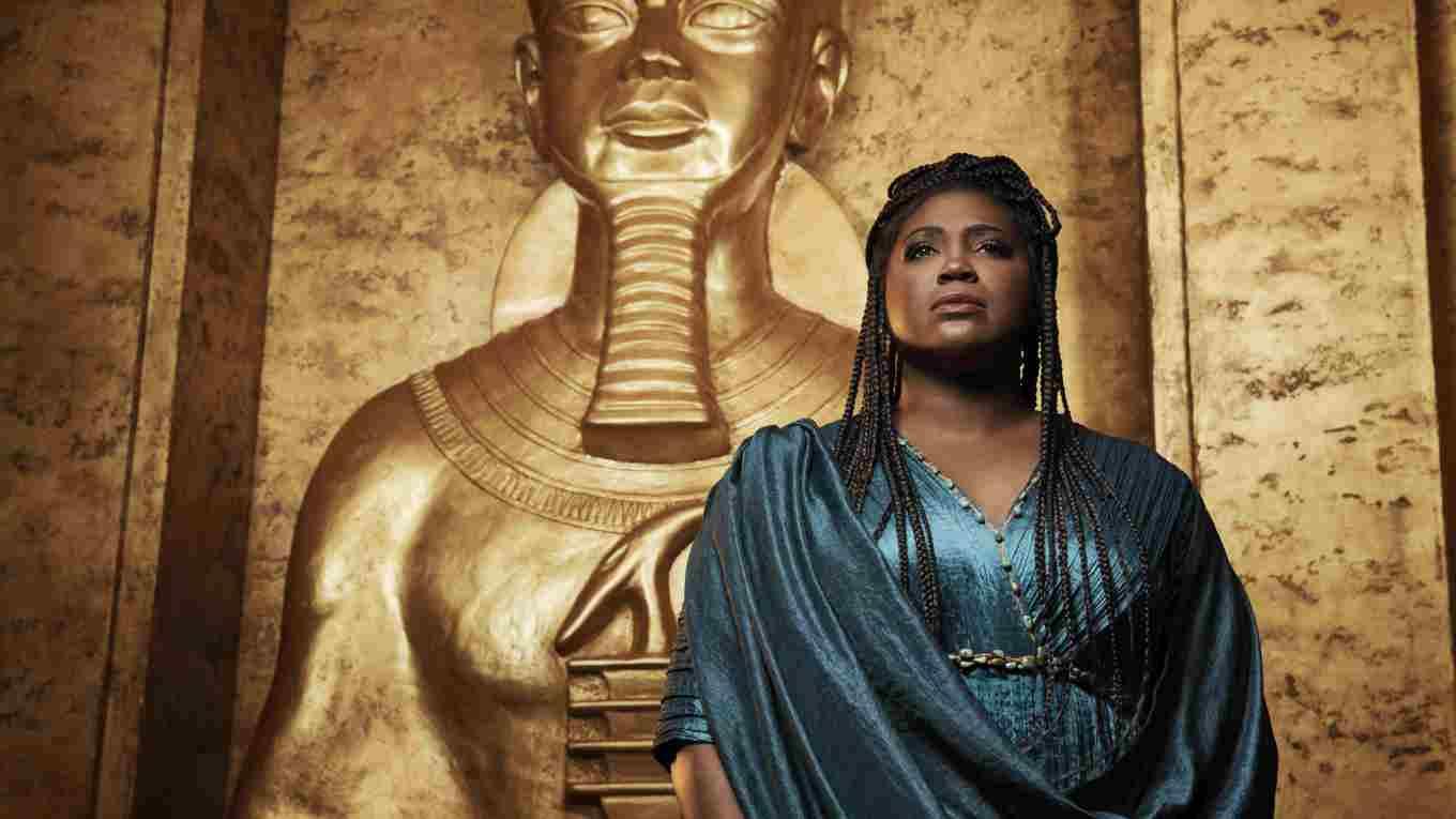 Sopranen Angel Blue gör en själfull tolkning av titelrollen i Verdis opera ”Aida” på Metropolitan i New York. Foto: Paola Kudacki/Met Opera