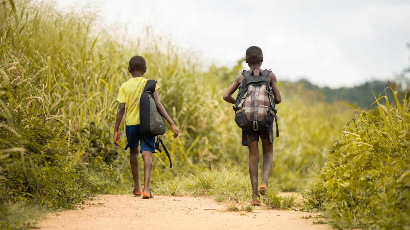 I agrara samhällen går barnen fortfarande flera kilometer till och från skolan. Foto: Shutterstock