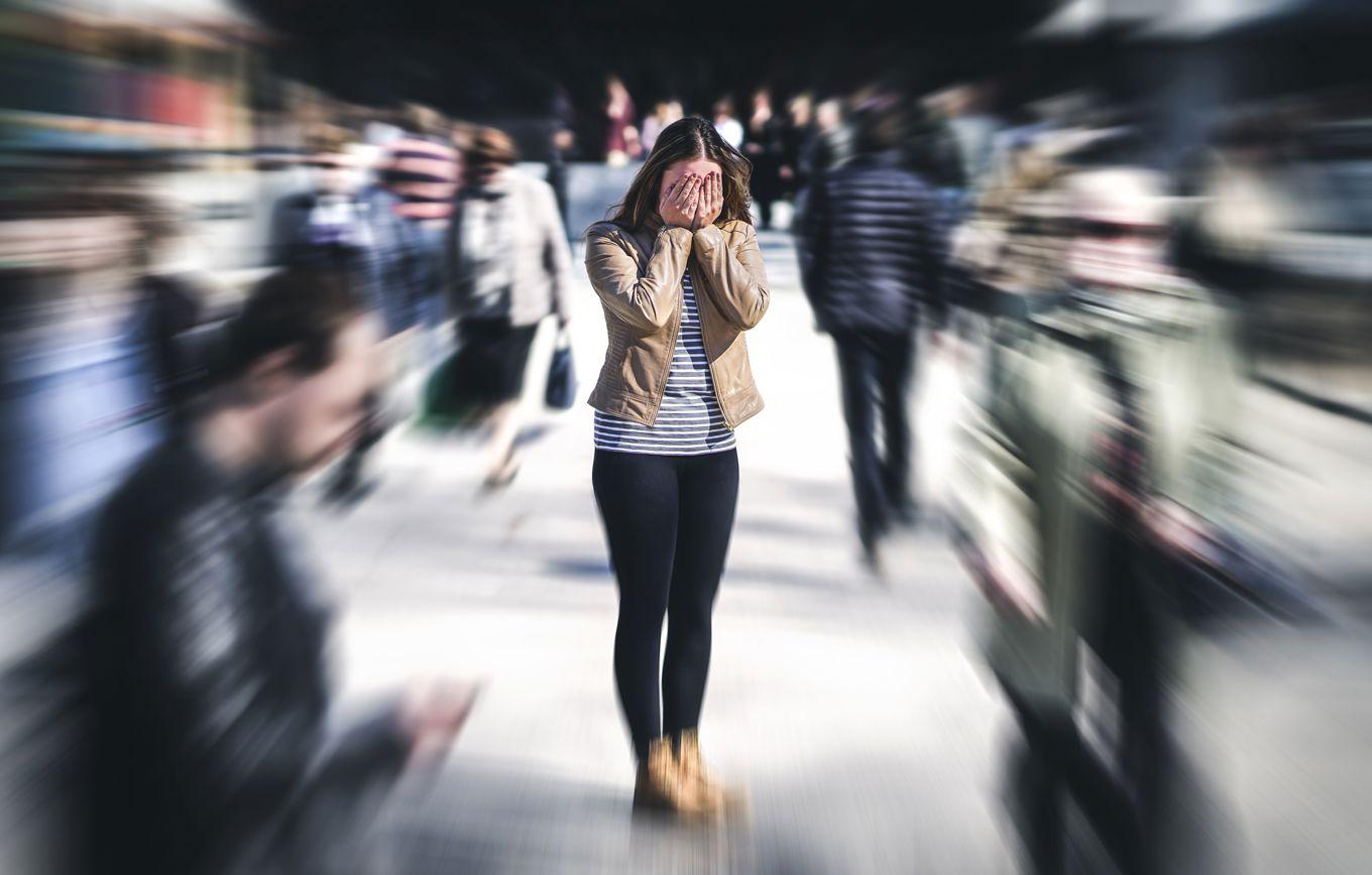 Sensorisk stress orsakas av att man utsätter sina sinnesorgan för alltför stor belastning, till exempel genom ljus- och ljudintryck. Foto: Tero Vesalainen/Shutterstock