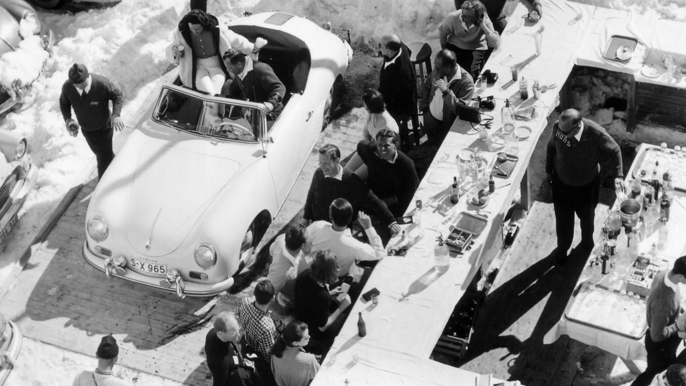 Den populära isbaren på hotellet Edelweiss i österrikiska skidorten Lech Zürs. Foto: Hans Truöl Archive