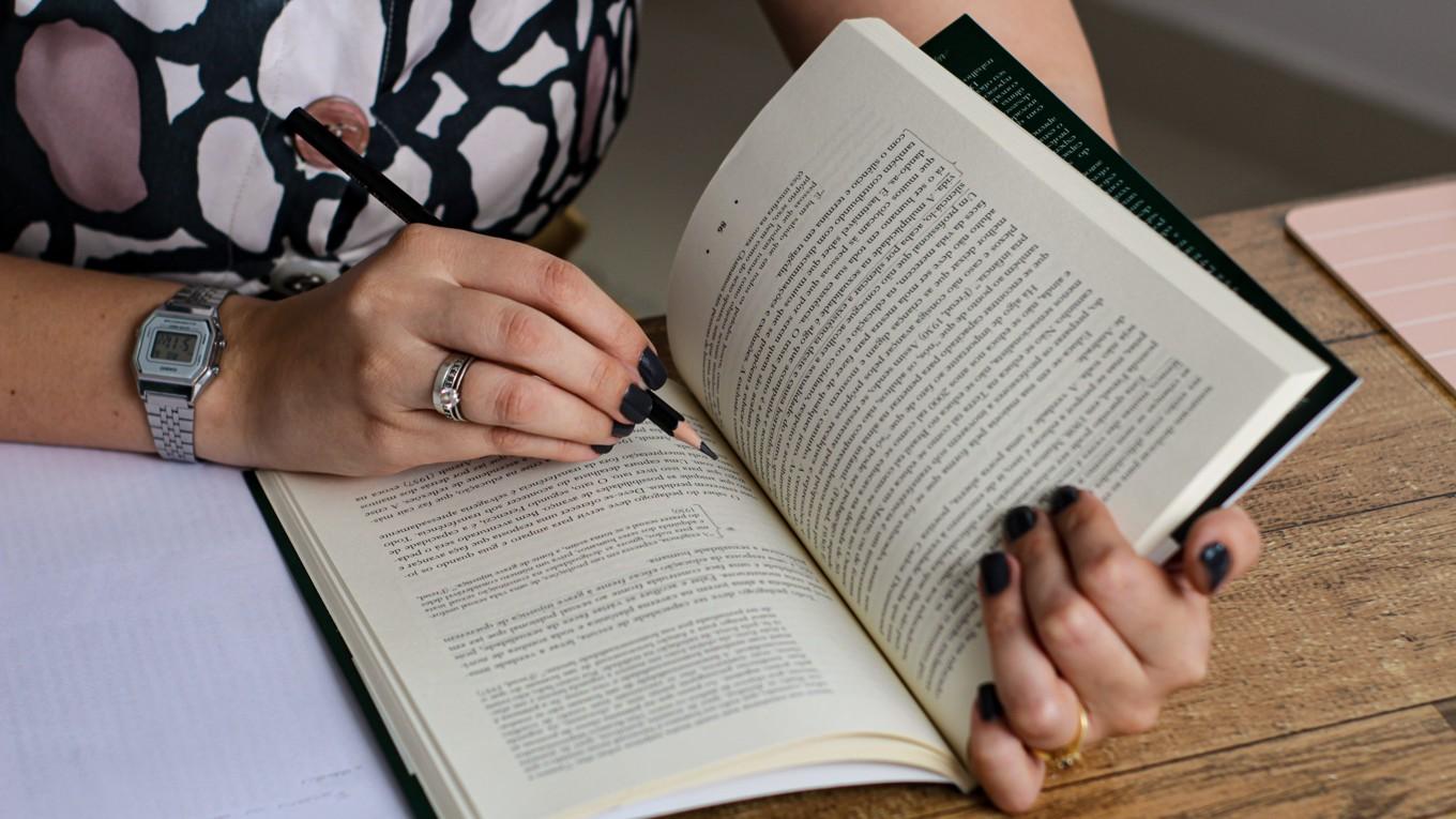 Merparten av alla studenter anser att kurslitteraturen är enkel att läsa och förstå. Foto: Matheus Rovanholo