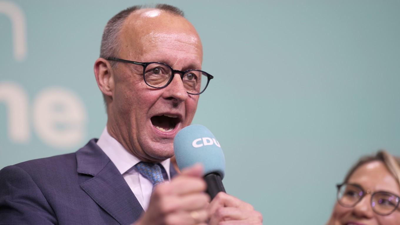 Konservativa kristdemokratiska CDU:s Friedrich Merz utropar seger i tyska valet på söndagskvällen. Foto: Markus Schreiber/AP/TT