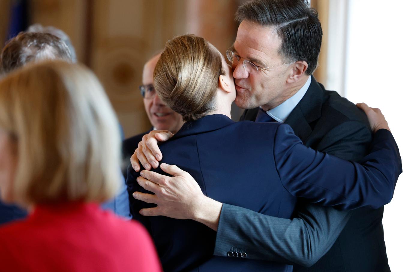 Natos generalsekreterare Mark Rutte kramar om Danmarks statsminister Mette Frederiksen på måndagens toppmöte i Bryssel. Foto: Geert Vanden Wijngaert/AP/TT