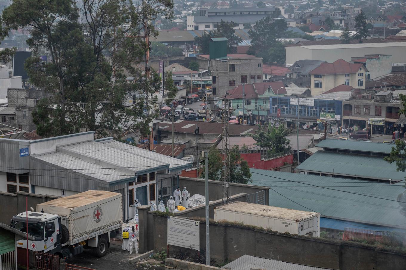 Medarbetare hos Röda Korset arbetar med offer för våldet i provinshuvudstaden Goma i östra Kongo-Kinshasa. Bild från måndagen. Foto: Moses Sawasawa/AP/TT