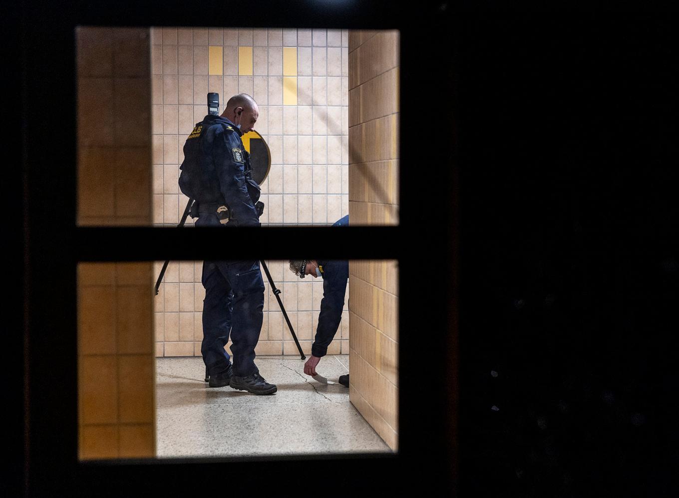 Poliser på plats efter mordet på Salwan Momika i Södertäljestadsdelen Hovsjö på kvällen den 29 januari. Foto: Stefan Jerrevång/TT