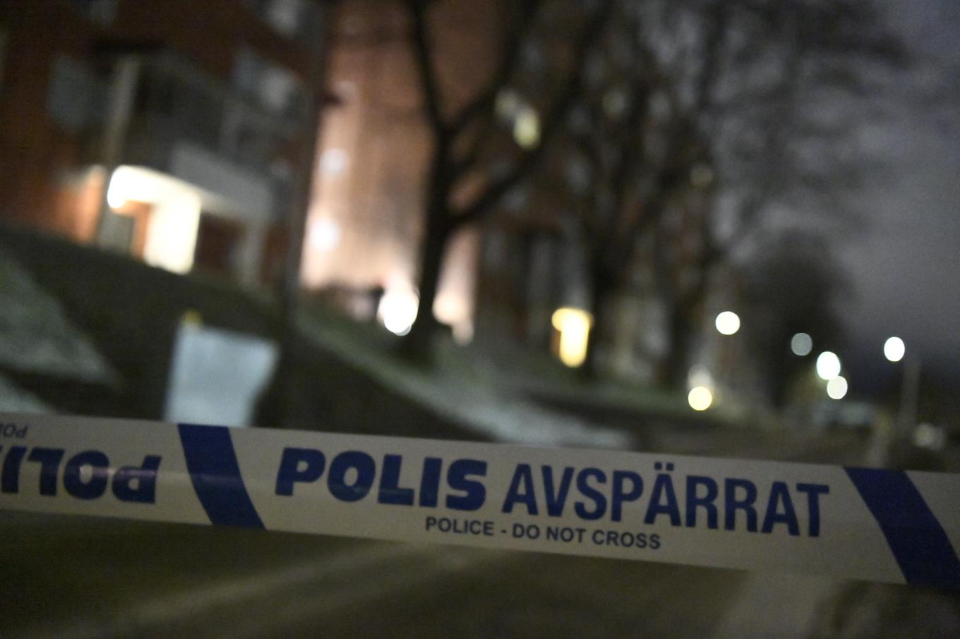 Skottlossning skedde under måndagskvällen mot en port i Akalla, i nordvästra Stockholm. Foto: Oscar Olsson/TT