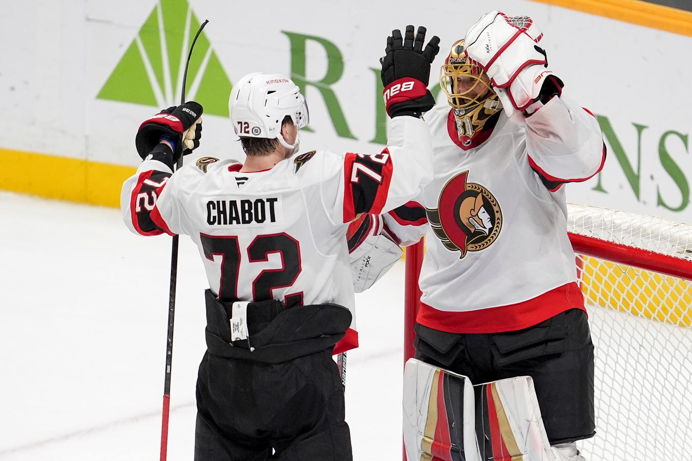 Ottawabacken Thomas Chabot tackar sin målvakt Anton Forsberg för en strong insats när laget vann borta mot Nashville. Foto: George Walker IV/AP/TT