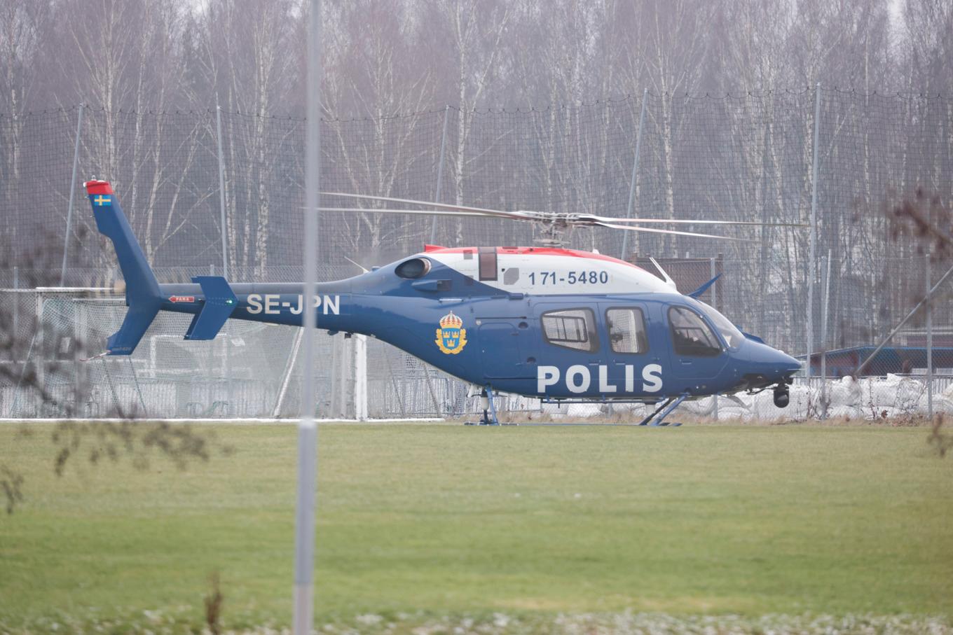 Polishelikopter vid skolan i Örebro. Foto: Kicki Nilsson/TT