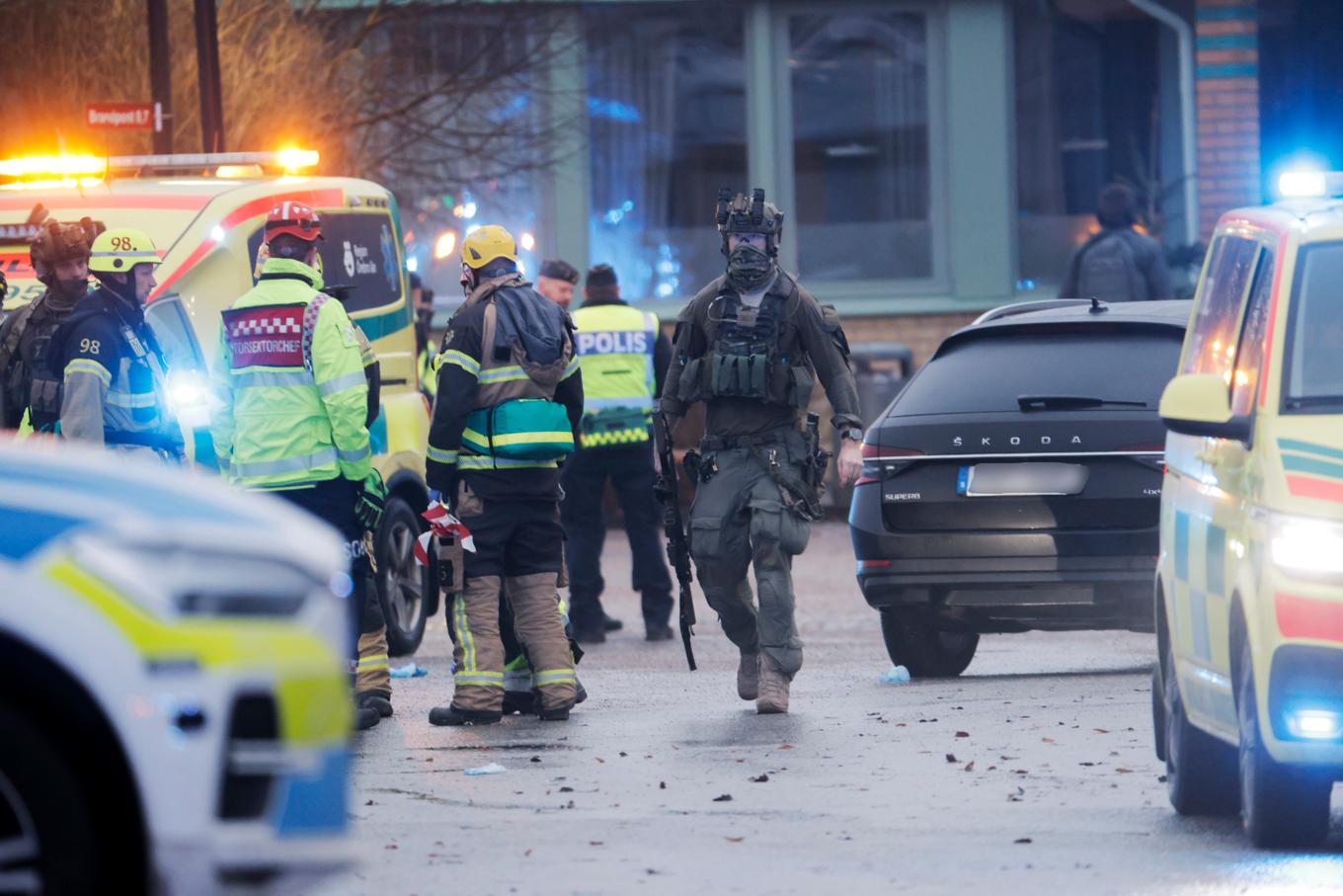 En stor polisinsats pågick vid Risbergska skolan i Örebro efter uppgifter om ett grovt våldsbrott. Foto: Kicki Nilsson/TT