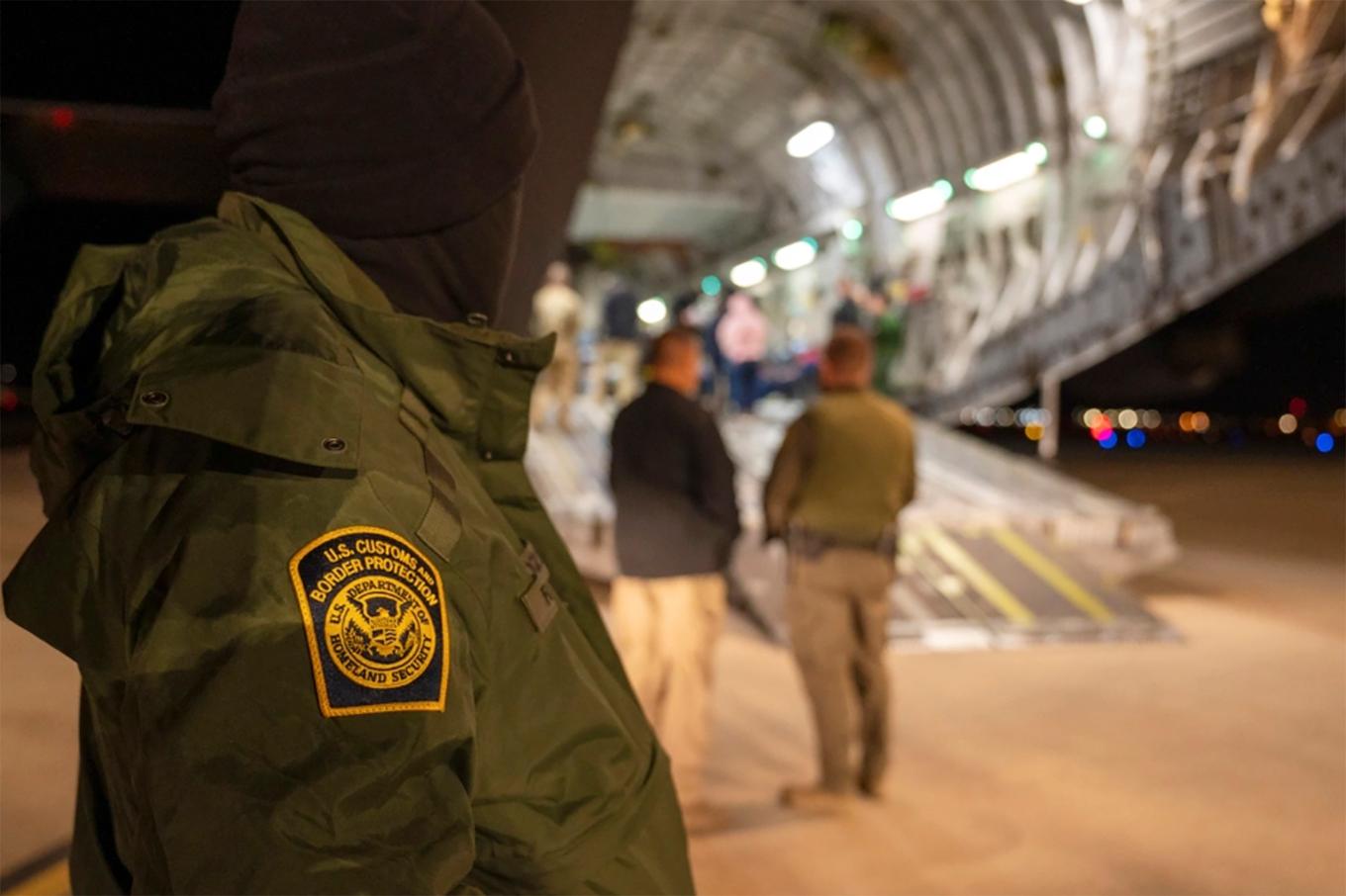 Immigranter som inte får vistas i USA kliver ombord på ett flygplan i Arizona. Foto: Senior Airman Devlin Bishop/AP/TT