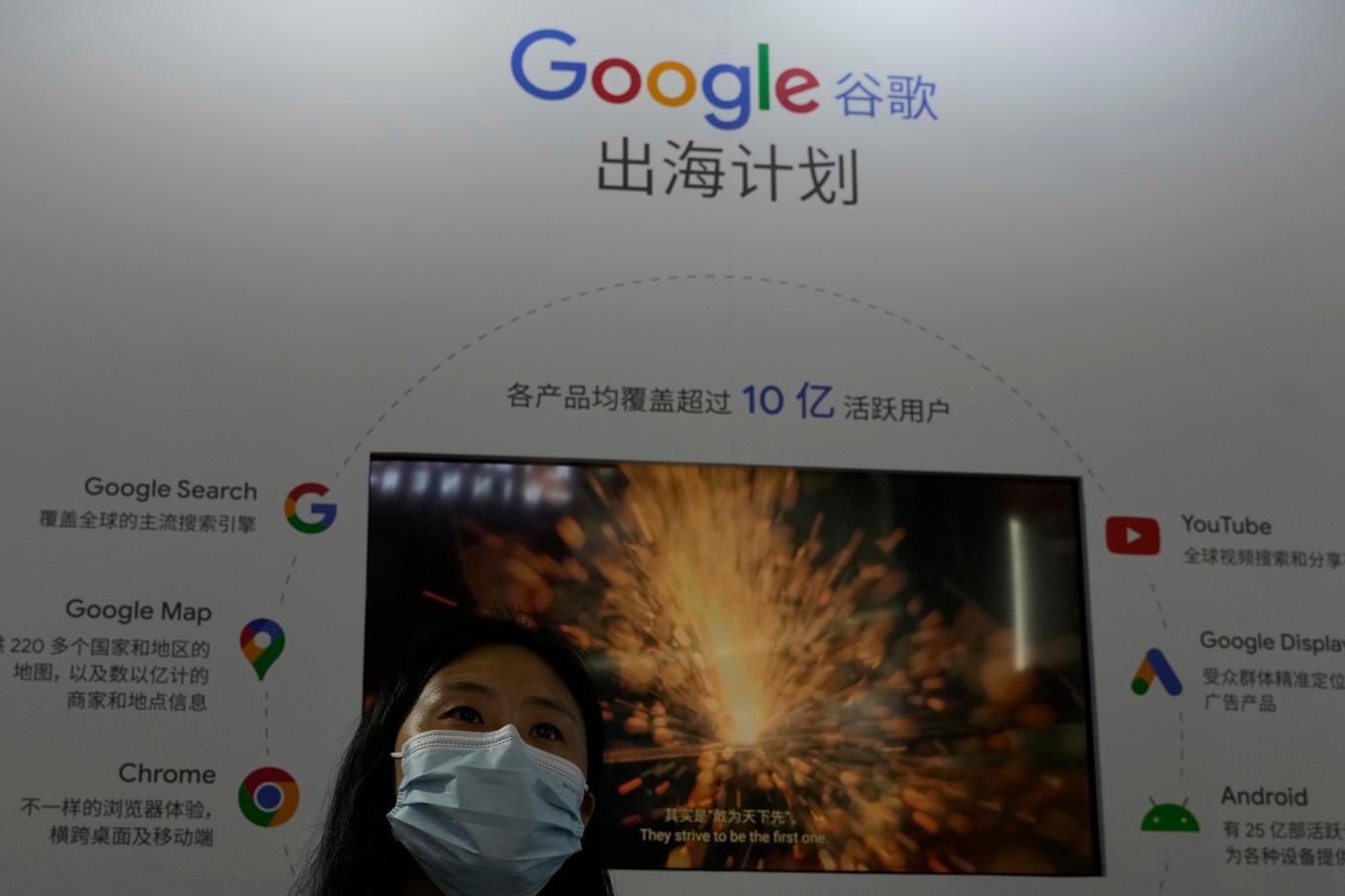 Kina inleder en granskning av Google. Arkivbild från AI-mässa i Shanghai 2023. Foto: Ng Han Guan/AP/TT