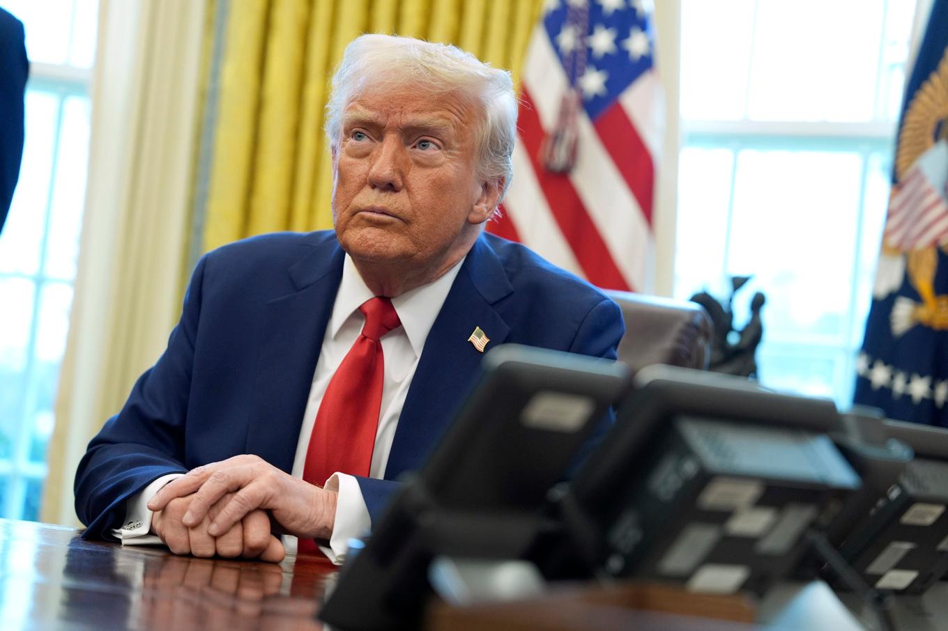 USA:s president Donald Trump, fotograferad vid sitt skrivbord i Vita huset. Foto: Evan Vucci/AP/TT