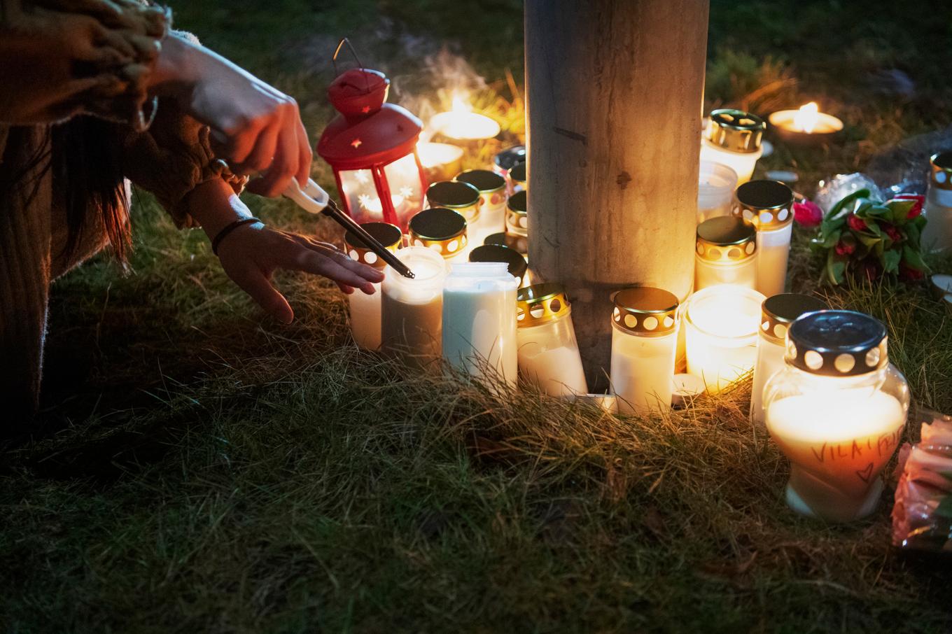 Tända ljus utanför Risbergska skolan i Örebro efter tisdagens skolskjutning som krävde hittills elva liv. Foto: Viktoria Bank/TT