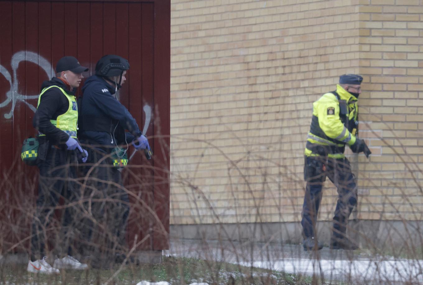 En stor polisinsats nådde Risbergska efter larmet om skottlossning. Foto: Kicki Nilsson/TT