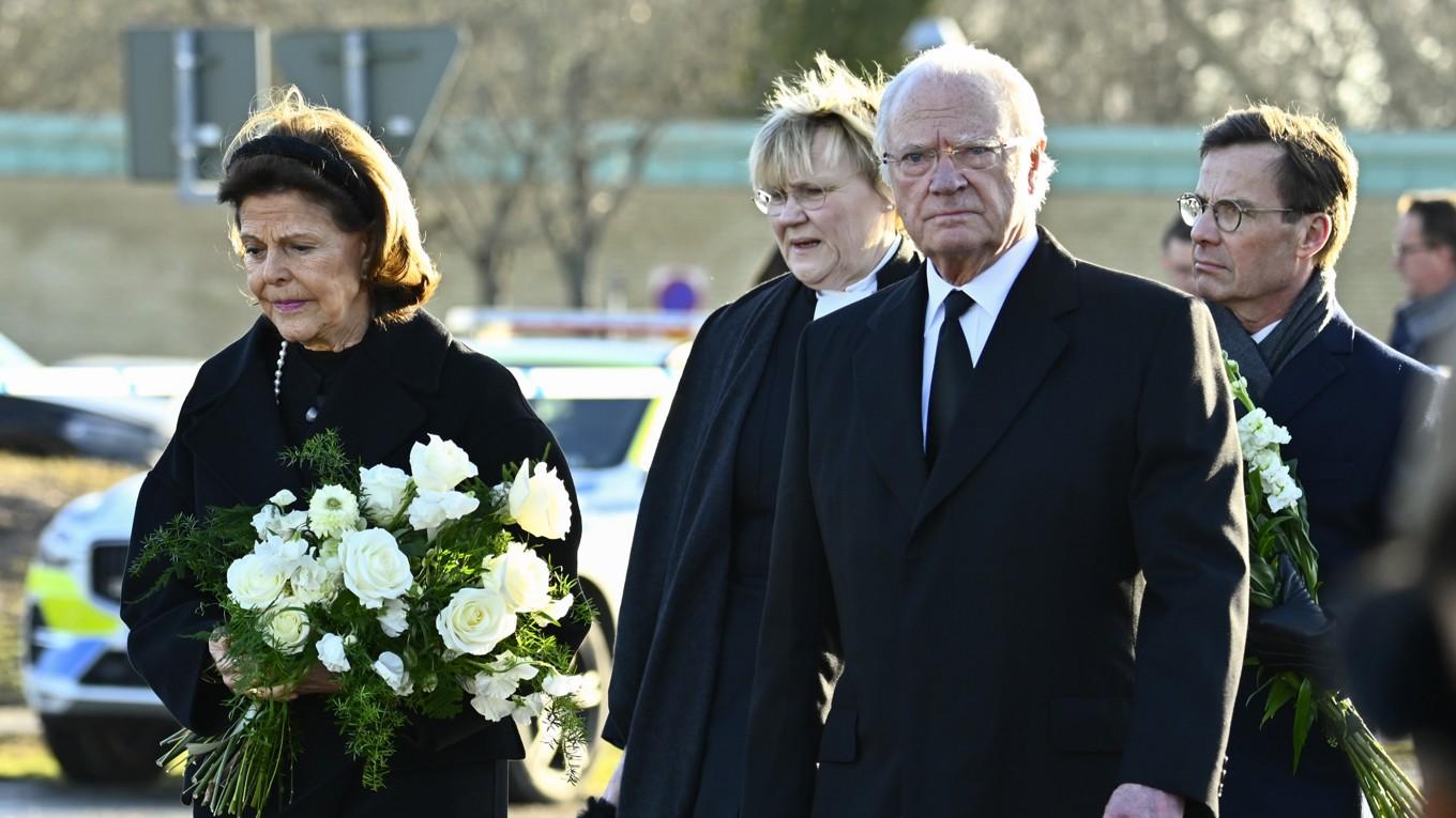 Drottning Silvia, kung Carl Gustaf, Statsminister Ulf Kristersson (M) med sin fru Birgitta Ed besöker minnesplatsen där sörjande placerat ljus och blommor. Foto: Anders Wiklund/TT