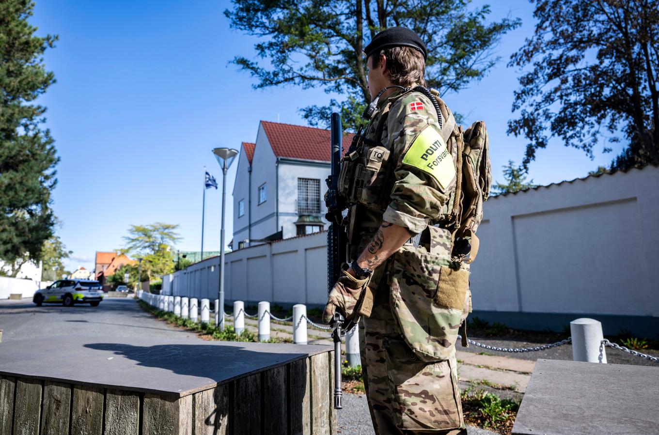 Dansk polis och militär på plats i området kring Israels ambassad i Köpenhamn efter att två handgranater exploderat i närheten tidigt på morgonen den 2 oktober förra året. Arkivbild. Foto: Johan Nilsson/TT