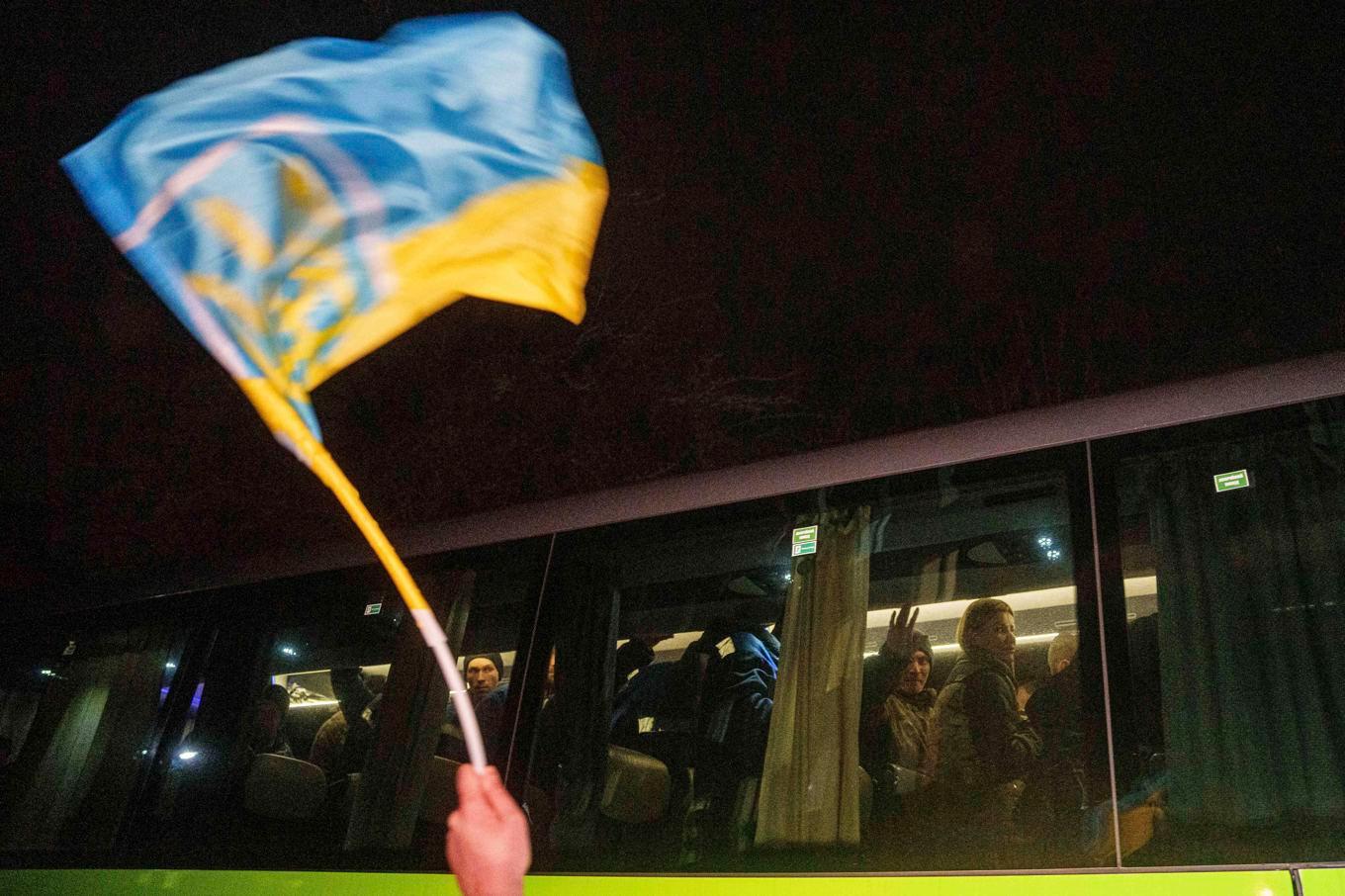 Ukraina och Ryssland genomför regelbundna fångutväxlingar. Bild från ukrainskt firande efter ett tidigare tillfälle, i december. Foto: Evgeniy Maloletka/AP/TT